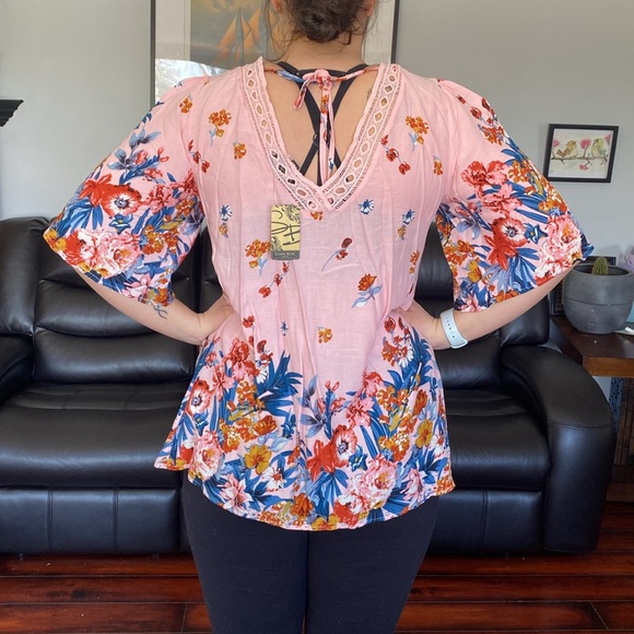 Beautiful feminine blouse - Picture 2 of 4